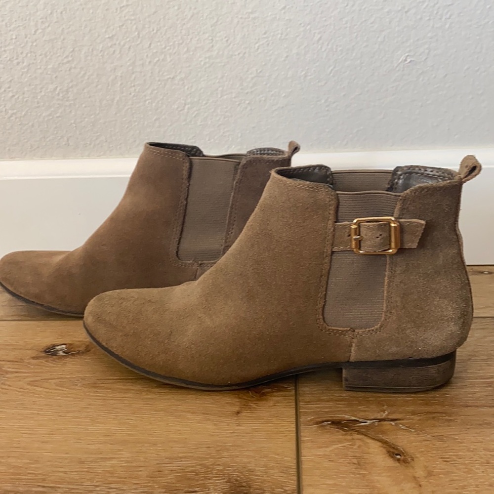 Suede White Mountain booties w/buckle, size 7.5
